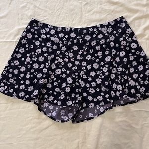 Flowered fabric short